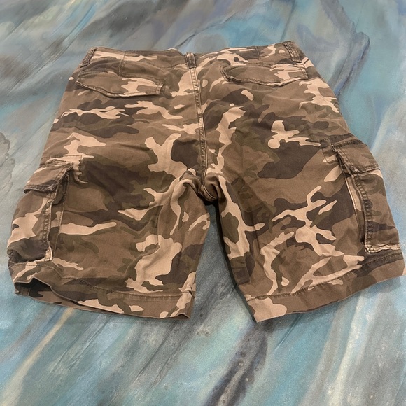 Old Navy Lived-In Straight Cargo Shorts - Picture 2 of 4